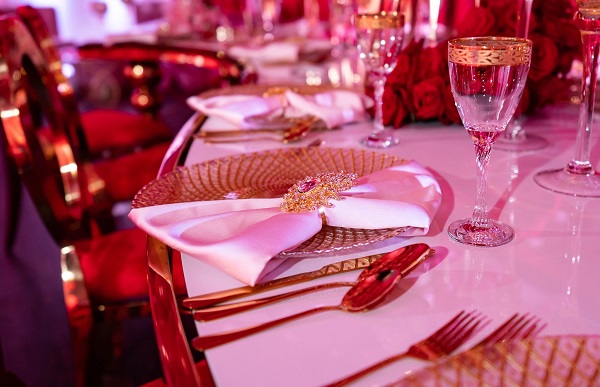 elegant table setup, gold plates